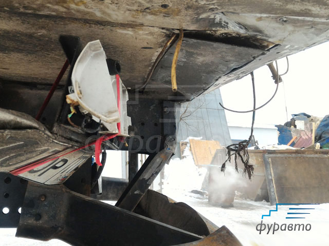 Замятие заднего бруса фургона и разрушение светильников и креплений Замятие заднего бруса фургона и разрушение светильников и креплений